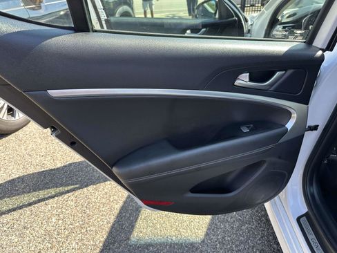 Used 2023 Genesis G70 2.0T image 17