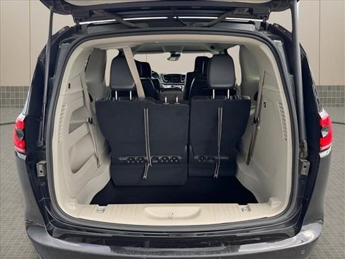 Used 2023 Chrysler Pacifica Touring-L FWD image 16