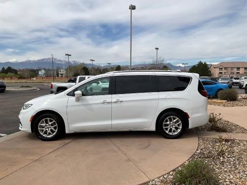 Used 2021 Chrysler Pacifica Touring-L FWD image 4