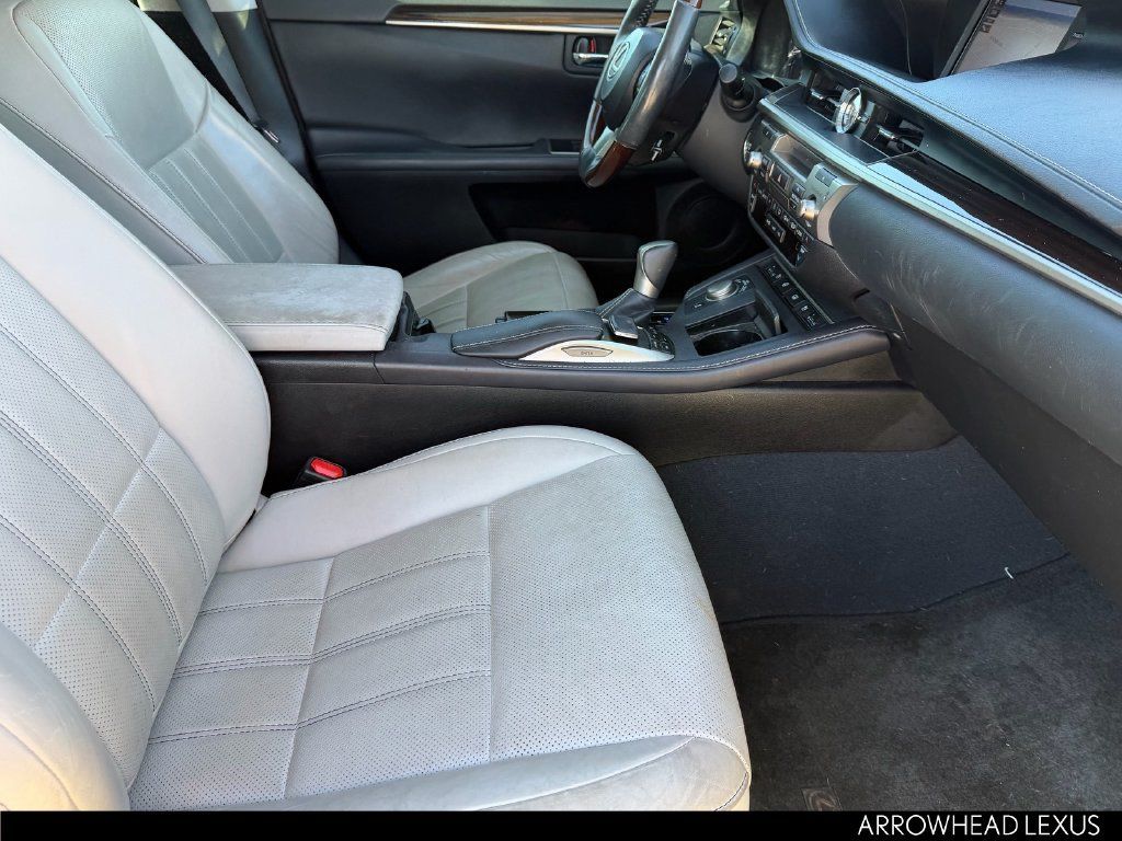 Used 2017 Lexus ES 350 w/ Ultra Luxury Package FWD image 12