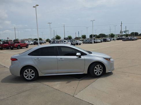 Used 2022 Toyota Corolla LE FWD image 2