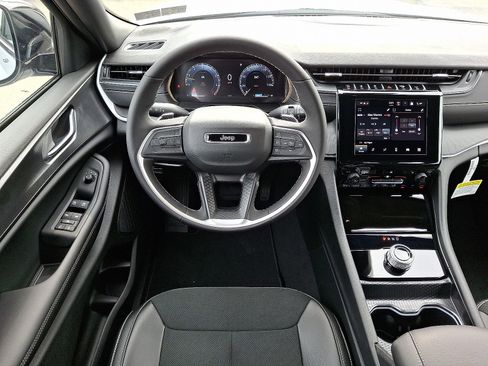 New 2025 Jeep Grand Cherokee Altitude image 8