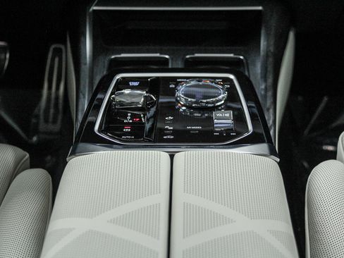 Used 2025 BMW i7 xDrive60 image 14