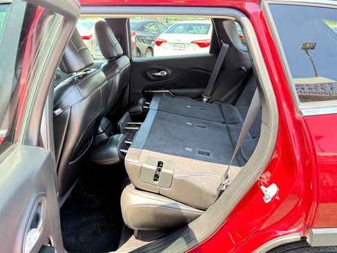 Used 2019 Jeep Cherokee Latitude Plus w/ Comfort/Convenience Group image 39