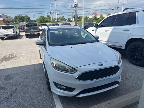 Used 2015 Ford Focus SE w/ SE Sport Package FWD image 3