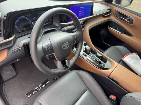 Used 2025 Toyota Crown Limited w/ Advanced Technology Package image 13