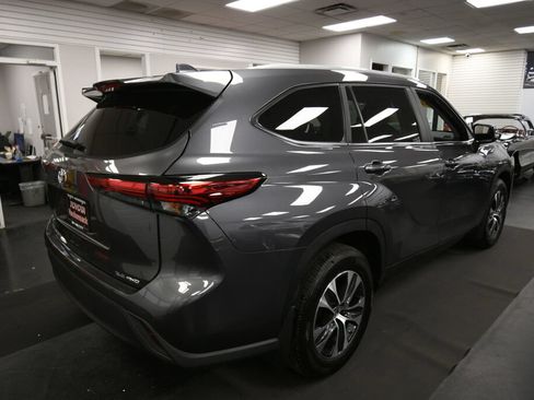 Used 2023 Toyota Highlander XLE AWD/4WD image 15