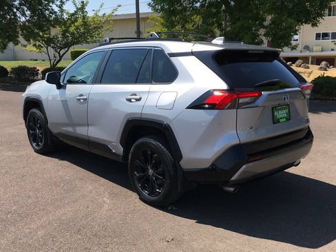 Used 2022 Toyota RAV4 SE w/ Convenience Package AWD/4WD image 4
