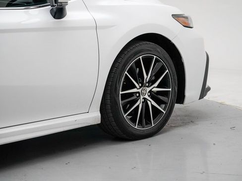 Used 2023 Toyota Camry SE image 7
