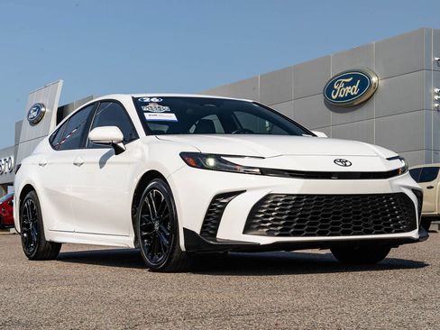 Used 2026 Toyota Camry SE FWD image 1