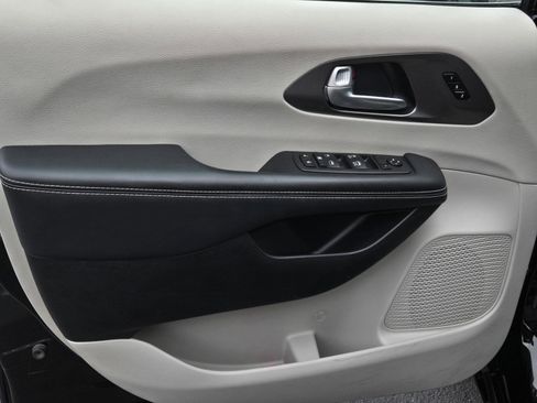 Used 2024 Chrysler Pacifica Touring-L image 9