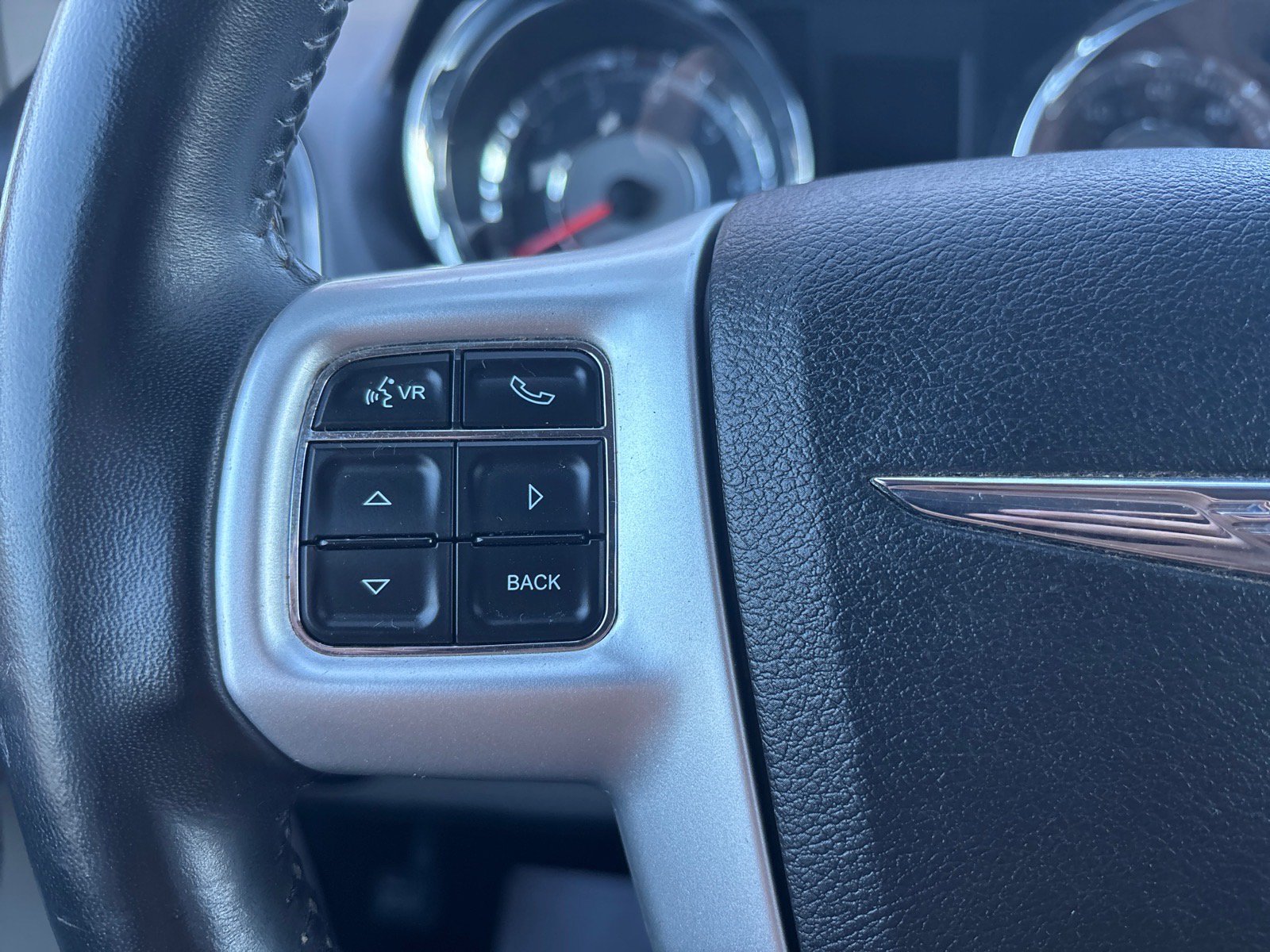 Used 2016 Chrysler Town & Country Touring FWD image 29