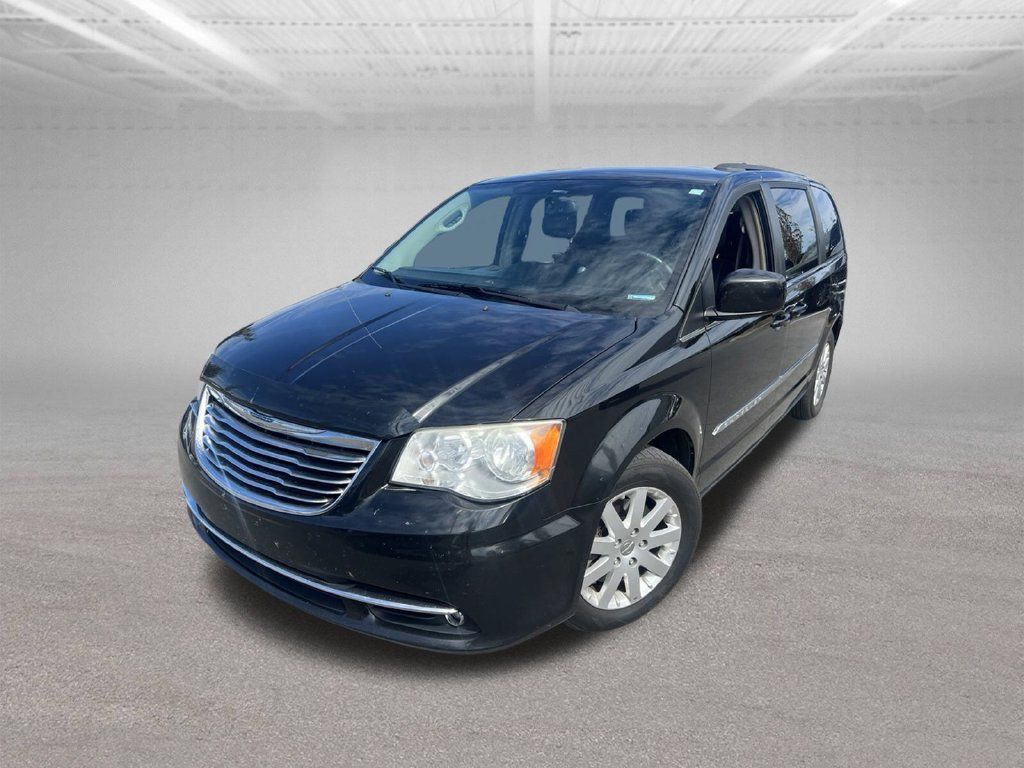 Used 2014 Chrysler Town & Country Touring FWD image 3