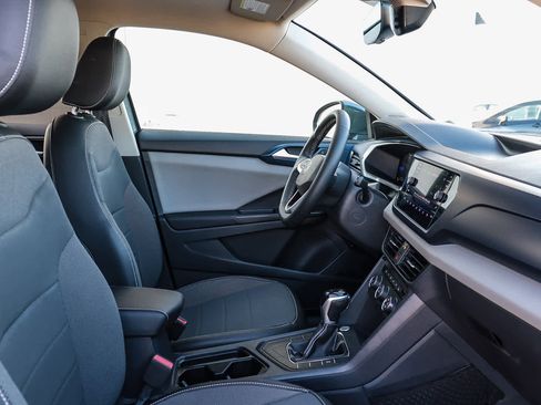 Used 2022 Volkswagen Taos SE w/ Panoramic Sunroof Package image 17