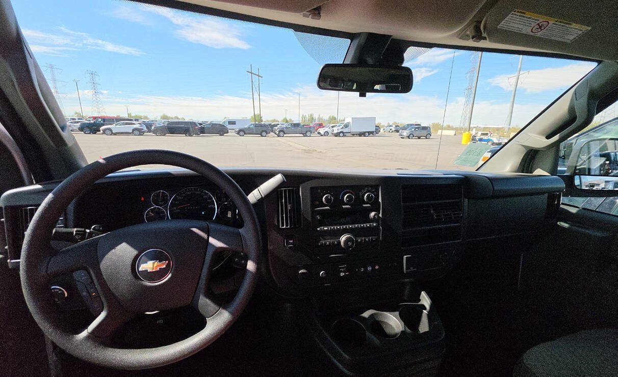 Used 2025 Chevrolet Express 3500 LT w/ LT Preferred Equipment Group RWD image 14