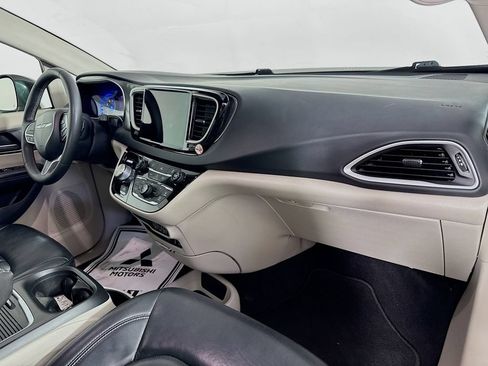 Used 2022 Chrysler Pacifica Touring-L FWD image 29