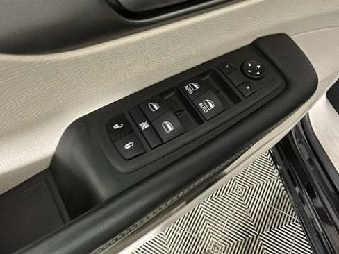 Used 2024 Chrysler Pacifica Touring-L FWD image 11