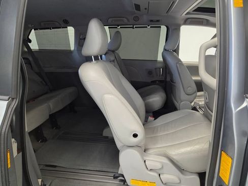 Used 2013 Toyota Sienna XLE w/ Premium Pkg FWD image 16