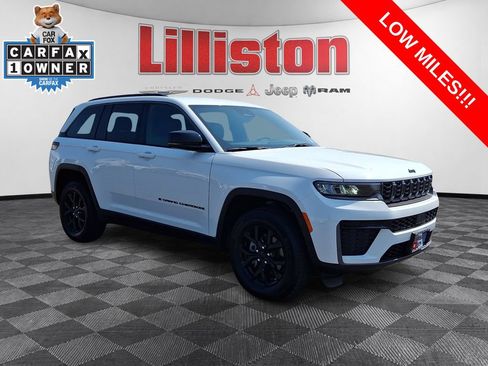 Used 2026 Jeep Grand Cherokee Altitude AWD/4WD image 3
