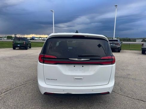 Used 2023 Chrysler Pacifica Touring-L FWD image 8
