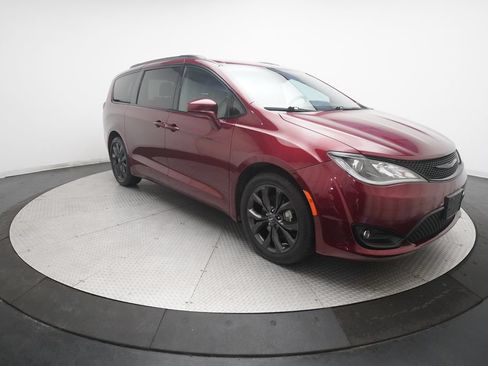 Used 2020 Chrysler Pacifica Touring-L Plus w/ S Appearance Package FWD image 38