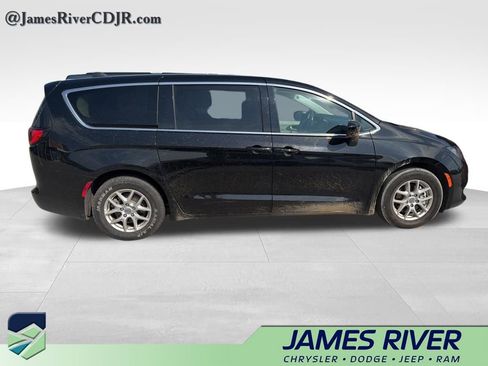 Used 2024 Chrysler Voyager LX image 5