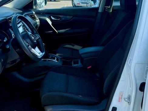 Used 2017 Nissan Rogue SV image 11