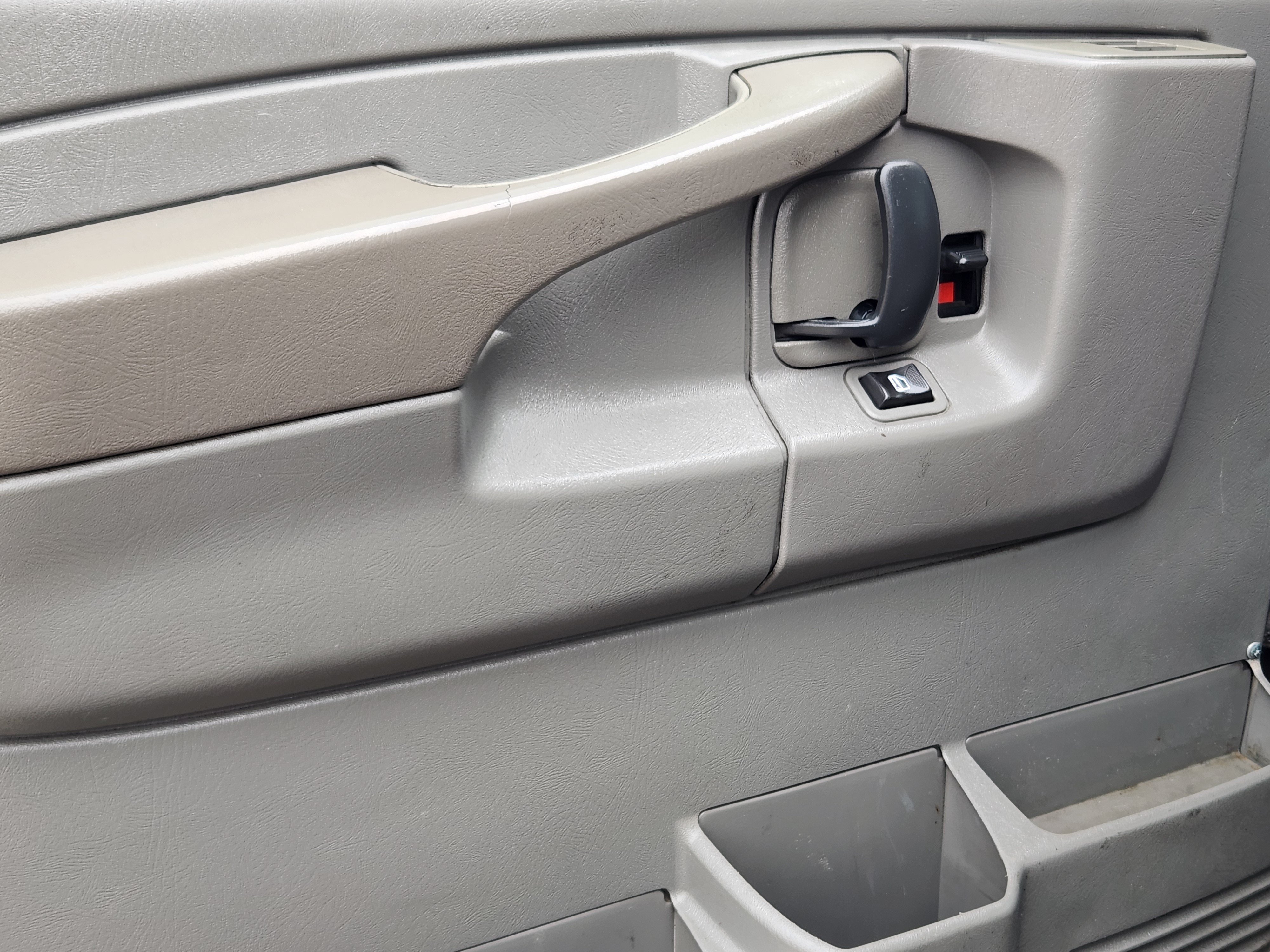 Used 2010 Chevrolet Express 2500 RWD image 18