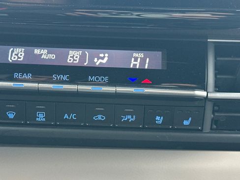 Used 2023 Toyota Sienna Platinum image 30