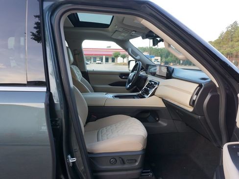 Used 2025 Nissan Armada Platinum RWD image 18