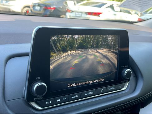 Used 2023 Nissan Rogue SV image 10