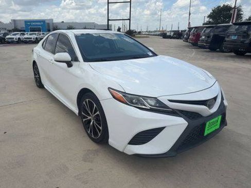 Used 2019 Toyota Camry SE FWD image 2