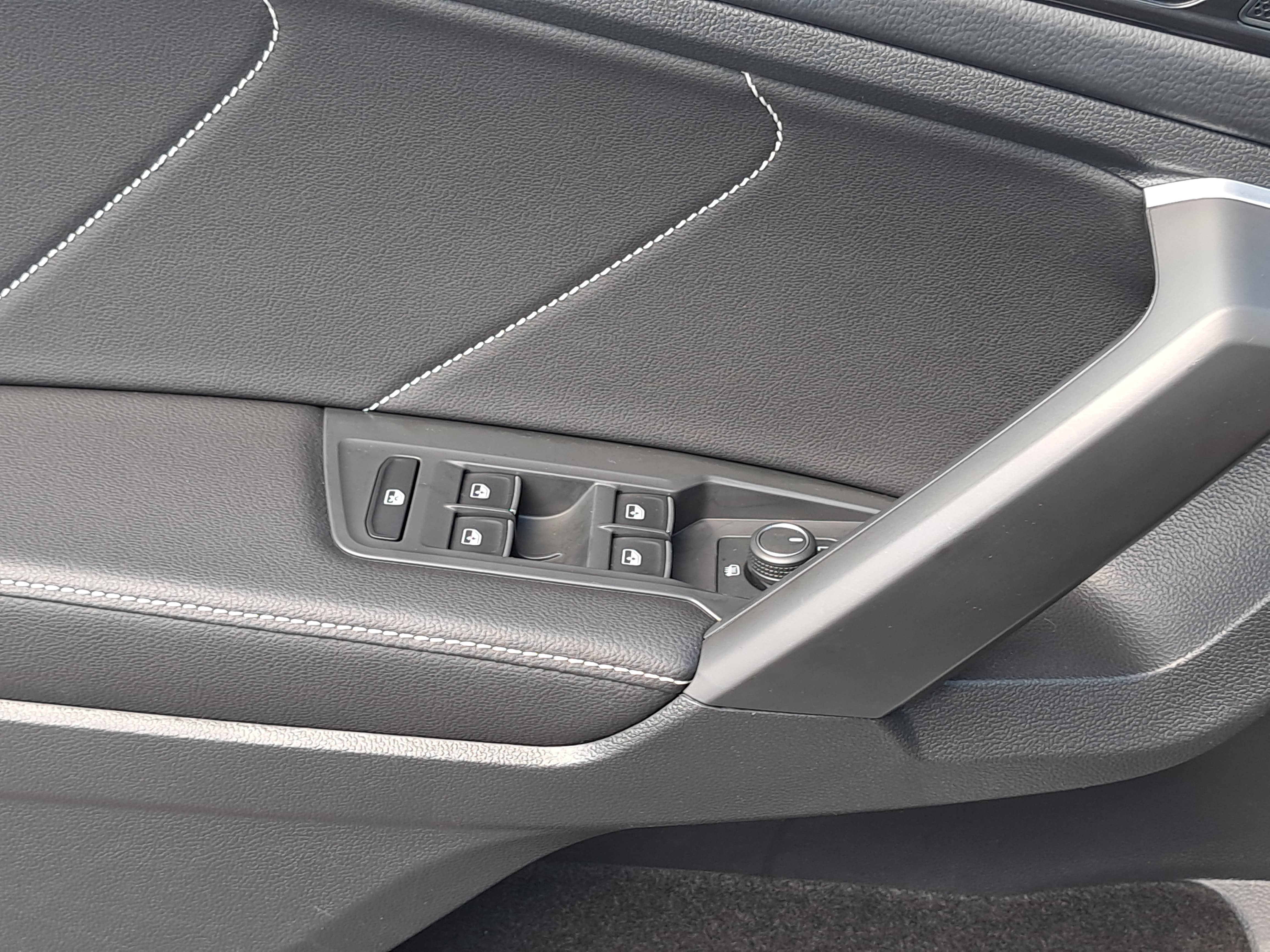 Certified 2023 Volkswagen Tiguan SE FWD image 28