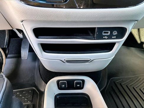 Used 2020 Chrysler Pacifica Limited image 32