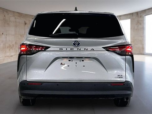 Used 2021 Toyota Sienna XLE image 6