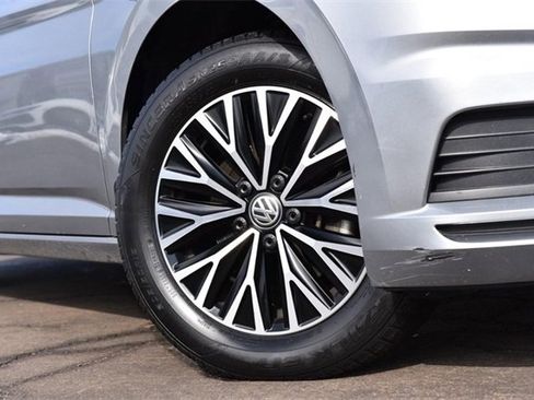 Used 2019 Volkswagen Jetta SE w/ Cold Weather Package image 3