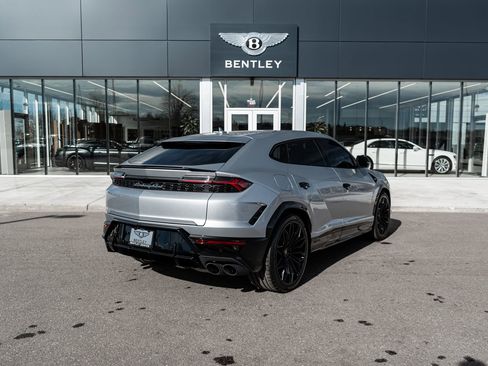 Used 2025 Lamborghini Urus SE image 3