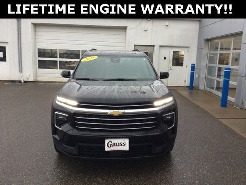 Used 2025 Chevrolet Traverse LT image 3