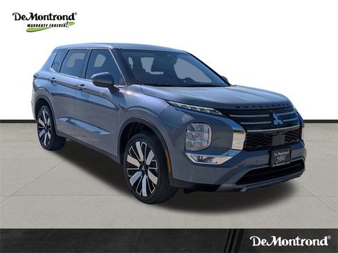 New 2025 Mitsubishi Outlander SE image 3