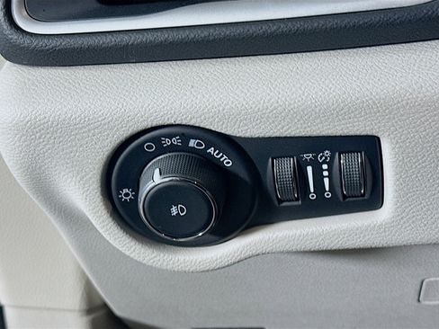 Used 2023 Chrysler Pacifica Touring-L image 16