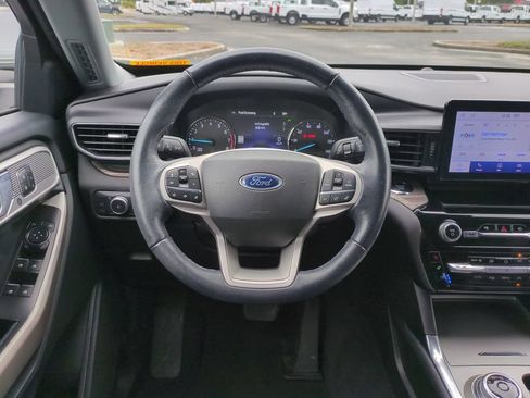 Used 2022 Ford Explorer Limited w/ Equipment Group 301A RWD image 17