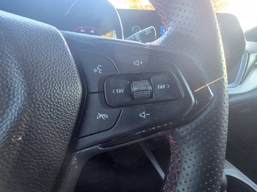 Certified 2024 Chevrolet Trax RS w/ Sunroof Package FWD image 25