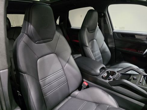 Used 2025 Porsche Cayenne GTS AWD/4WD image 24