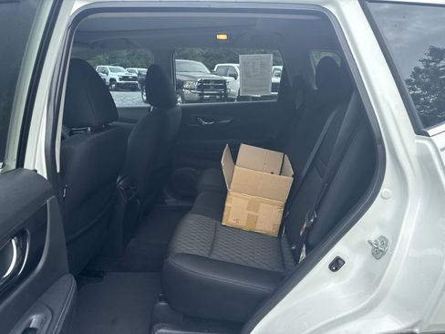 Used 2017 Nissan Rogue SV FWD image 25