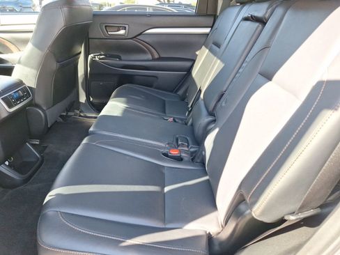 Used 2015 Toyota Highlander XLE image 32