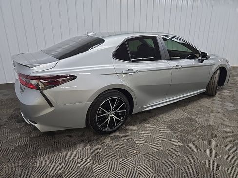 Used 2024 Toyota Camry SE image 3