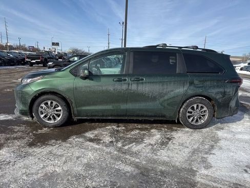 Used 2025 Toyota Sienna XLE w/ XLE Plus Package image 8
