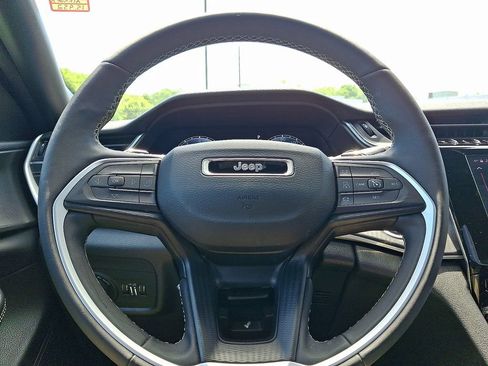 Certified 2025 Jeep Grand Cherokee Altitude AWD/4WD image 21