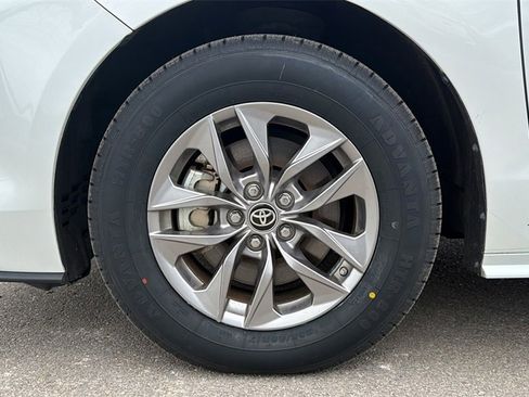 Used 2024 Toyota Sienna XLE image 41