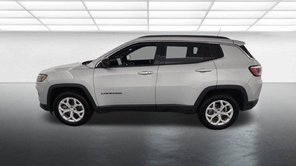 Used 2024 Jeep Compass Latitude AWD/4WD image 4